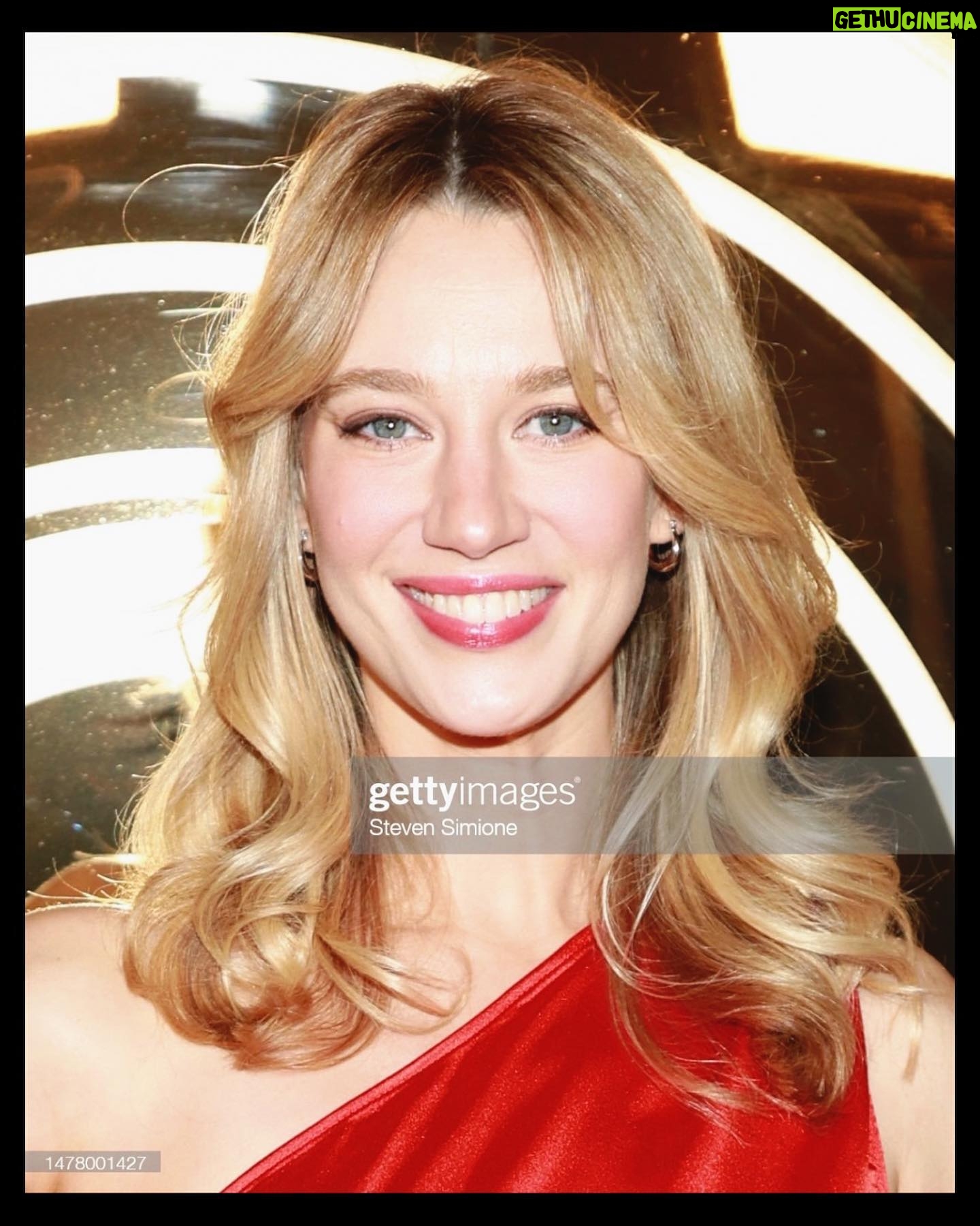 Yael Grobglas Instagram - Partying and celebrating my brilliant friend @jeremymjordan in #spinninggoldmovie @spinninggoldmovie !