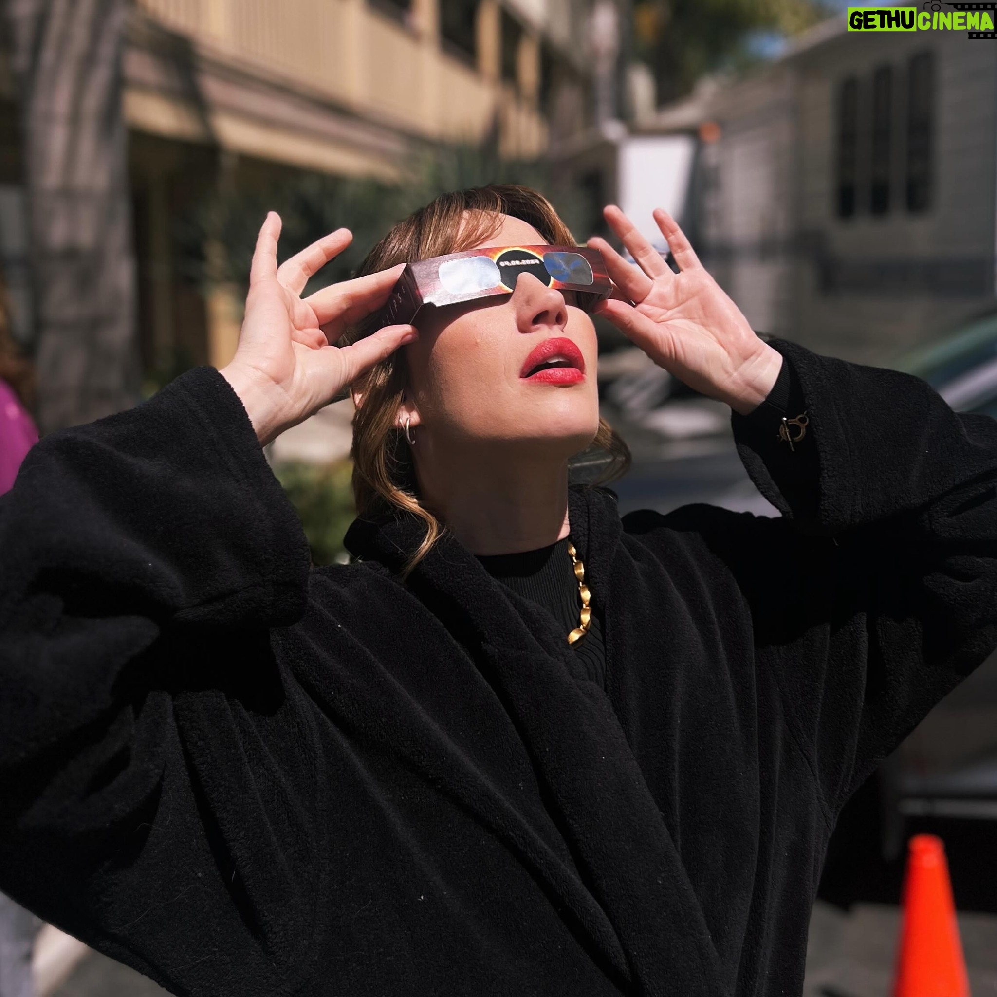 Yael Grobglas Instagram - Mandatory eclipse pic
