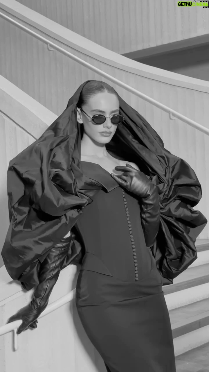 Yael Shelbia Instagram - Mirror, Mirror on the wall @cattleya_eyewear 🖤