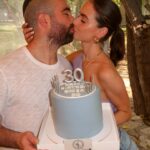 Yael Shelbia Instagram – אהוב שלי זהו הגעת לגיל 30 
היינו אמורים לחגוג עכשיו , אבל המציאות קצת אחרת. 
 והאמת שהדבר הכי חשוב זה שאתה פה לצידי 
בריא ושלם. 
מה7 לאוקטובר החרדה והפחד תקפו אותי
לילות של בכי בלי שינה ואתה תמיד פה מחבק ומרגיע אותי עד שאני נרדמת וכל בוקר מעיר אותי ומזכיר לי שזה הזמן לתת מעצמי ולעשות כמה שיותר למען האחר. 
24/7 של נתינה מהבוקר עד הלילה. 
קם ישר לחמ״ל ומשם ממשיך לחיילים, לפצועים ולמשפחות שכולות.
רואה ושומע דברים שלא כל אחד יכול להכיל 
ובאותה נשימה עסוק בלשמח את אותם אנשים, 
לשיר להם והעיקר להעלות להם חיוך על הפנים.
לראות אותך מהצד ולבכות מהתרגשות 
ושתדע שאני גאה בך, בנשמה שאתה.
אוהבת אותך ותמיד פה לצידך. 
אז תודה שאתה שלי.
אני מאחלת לעצמי כל בוקר להתעורר לצידך 
ולראות אותך מניח תפילין 
חולמת כל שישי להדליק נרות ולהביא לך נשיקה במצח 
לגדול איתך ביחד שני ילדים בלי פחד. 
מתפללת שרק תהיה בריא ומאושר 
ותגשים כל חלום בעזרת ה׳ 
אני רוצה שתדע שאני תמיד שלך 
מהיום שנפגשנו ועד הנצח ♥️
בעזרת ה׳ שנדע ימים טובים יותר מאושרים יותר 
יום הולדת שמח עומר שלי אני אוהבת אותך ♥️
