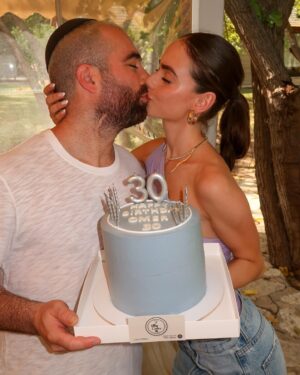 Yael Shelbia Instagram - אהוב שלי זהו הגעת לגיל 30 
היינו אמורים לחגוג עכשיו , אבל המציאות קצת אחרת. 
 והאמת שהדבר הכי חשוב זה שאתה פה לצידי 
בריא ושלם. 
מה7 לאוקטובר החרדה והפחד תקפו אותי
לילות של בכי בלי שינה ואתה תמיד פה מחבק ומרגיע אותי עד שאני נרדמת וכל בוקר מעיר אותי ומזכיר לי שזה הזמן לתת מעצמי ולעשות כמה שיותר למען האחר. 
24/7 של נתינה מהבוקר עד הלילה. 
קם ישר לחמ״ל ומשם ממשיך לחיילים, לפצועים ולמשפחות שכולות.
רואה ושומע דברים שלא כל אחד יכול להכיל 
ובאותה נשימה עסוק בלשמח את אותם אנשים, 
לשיר להם והעיקר להעלות להם חיוך על הפנים.
לראות אותך מהצד ולבכות מהתרגשות 
ושתדע שאני גאה בך, בנשמה שאתה.
אוהבת אותך ותמיד פה לצידך. 
אז תודה שאתה שלי.
אני מאחלת לעצמי כל בוקר להתעורר לצידך 
ולראות אותך מניח תפילין 
חולמת כל שישי להדליק נרות ולהביא לך נשיקה במצח 
לגדול איתך ביחד שני ילדים בלי פחד. 
מתפללת שרק תהיה בריא ומאושר 
ותגשים כל חלום בעזרת ה׳ 
אני רוצה שתדע שאני תמיד שלך 
מהיום שנפגשנו ועד הנצח ♥️
בעזרת ה׳ שנדע ימים טובים יותר מאושרים יותר 
יום הולדת שמח עומר שלי אני אוהבת אותך ♥️