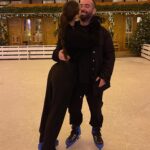 Yael Shelbia Instagram – אהוב שלי זהו הגעת לגיל 30 
היינו אמורים לחגוג עכשיו , אבל המציאות קצת אחרת. 
 והאמת שהדבר הכי חשוב זה שאתה פה לצידי 
בריא ושלם. 
מה7 לאוקטובר החרדה והפחד תקפו אותי
לילות של בכי בלי שינה ואתה תמיד פה מחבק ומרגיע אותי עד שאני נרדמת וכל בוקר מעיר אותי ומזכיר לי שזה הזמן לתת מעצמי ולעשות כמה שיותר למען האחר. 
24/7 של נתינה מהבוקר עד הלילה. 
קם ישר לחמ״ל ומשם ממשיך לחיילים, לפצועים ולמשפחות שכולות.
רואה ושומע דברים שלא כל אחד יכול להכיל 
ובאותה נשימה עסוק בלשמח את אותם אנשים, 
לשיר להם והעיקר להעלות להם חיוך על הפנים.
לראות אותך מהצד ולבכות מהתרגשות 
ושתדע שאני גאה בך, בנשמה שאתה.
אוהבת אותך ותמיד פה לצידך. 
אז תודה שאתה שלי.
אני מאחלת לעצמי כל בוקר להתעורר לצידך 
ולראות אותך מניח תפילין 
חולמת כל שישי להדליק נרות ולהביא לך נשיקה במצח 
לגדול איתך ביחד שני ילדים בלי פחד. 
מתפללת שרק תהיה בריא ומאושר 
ותגשים כל חלום בעזרת ה׳ 
אני רוצה שתדע שאני תמיד שלך 
מהיום שנפגשנו ועד הנצח ♥️
בעזרת ה׳ שנדע ימים טובים יותר מאושרים יותר 
יום הולדת שמח עומר שלי אני אוהבת אותך ♥️