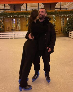 Yael Shelbia Instagram - אהוב שלי זהו הגעת לגיל 30 
היינו אמורים לחגוג עכשיו , אבל המציאות קצת אחרת. 
 והאמת שהדבר הכי חשוב זה שאתה פה לצידי 
בריא ושלם. 
מה7 לאוקטובר החרדה והפחד תקפו אותי
לילות של בכי בלי שינה ואתה תמיד פה מחבק ומרגיע אותי עד שאני נרדמת וכל בוקר מעיר אותי ומזכיר לי שזה הזמן לתת מעצמי ולעשות כמה שיותר למען האחר. 
24/7 של נתינה מהבוקר עד הלילה. 
קם ישר לחמ״ל ומשם ממשיך לחיילים, לפצועים ולמשפחות שכולות.
רואה ושומע דברים שלא כל אחד יכול להכיל 
ובאותה נשימה עסוק בלשמח את אותם אנשים, 
לשיר להם והעיקר להעלות להם חיוך על הפנים.
לראות אותך מהצד ולבכות מהתרגשות 
ושתדע שאני גאה בך, בנשמה שאתה.
אוהבת אותך ותמיד פה לצידך. 
אז תודה שאתה שלי.
אני מאחלת לעצמי כל בוקר להתעורר לצידך 
ולראות אותך מניח תפילין 
חולמת כל שישי להדליק נרות ולהביא לך נשיקה במצח 
לגדול איתך ביחד שני ילדים בלי פחד. 
מתפללת שרק תהיה בריא ומאושר 
ותגשים כל חלום בעזרת ה׳ 
אני רוצה שתדע שאני תמיד שלך 
מהיום שנפגשנו ועד הנצח ♥️
בעזרת ה׳ שנדע ימים טובים יותר מאושרים יותר 
יום הולדת שמח עומר שלי אני אוהבת אותך ♥️