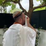 Yael Shelbia Instagram – אהוב שלי זהו הגעת לגיל 30 
היינו אמורים לחגוג עכשיו , אבל המציאות קצת אחרת. 
 והאמת שהדבר הכי חשוב זה שאתה פה לצידי 
בריא ושלם. 
מה7 לאוקטובר החרדה והפחד תקפו אותי
לילות של בכי בלי שינה ואתה תמיד פה מחבק ומרגיע אותי עד שאני נרדמת וכל בוקר מעיר אותי ומזכיר לי שזה הזמן לתת מעצמי ולעשות כמה שיותר למען האחר. 
24/7 של נתינה מהבוקר עד הלילה. 
קם ישר לחמ״ל ומשם ממשיך לחיילים, לפצועים ולמשפחות שכולות.
רואה ושומע דברים שלא כל אחד יכול להכיל 
ובאותה נשימה עסוק בלשמח את אותם אנשים, 
לשיר להם והעיקר להעלות להם חיוך על הפנים.
לראות אותך מהצד ולבכות מהתרגשות 
ושתדע שאני גאה בך, בנשמה שאתה.
אוהבת אותך ותמיד פה לצידך. 
אז תודה שאתה שלי.
אני מאחלת לעצמי כל בוקר להתעורר לצידך 
ולראות אותך מניח תפילין 
חולמת כל שישי להדליק נרות ולהביא לך נשיקה במצח 
לגדול איתך ביחד שני ילדים בלי פחד. 
מתפללת שרק תהיה בריא ומאושר 
ותגשים כל חלום בעזרת ה׳ 
אני רוצה שתדע שאני תמיד שלך 
מהיום שנפגשנו ועד הנצח ♥️
בעזרת ה׳ שנדע ימים טובים יותר מאושרים יותר 
יום הולדת שמח עומר שלי אני אוהבת אותך ♥️