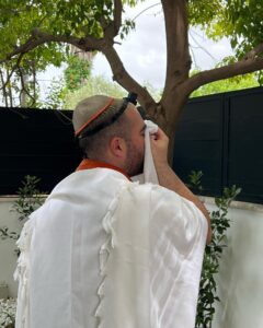 Yael Shelbia Instagram - אהוב שלי זהו הגעת לגיל 30 היינו אמורים לחגוג עכשיו , אבל המציאות קצת אחרת. והאמת שהדבר הכי חשוב זה שאתה פה לצידי בריא ושלם. מה7 לאוקטובר החרדה והפחד תקפו אותי לילות של בכי בלי שינה ואתה תמיד פה מחבק ומרגיע אותי עד שאני נרדמת וכל בוקר מעיר אותי ומזכיר לי שזה הזמן לתת מעצמי ולעשות כמה שיותר למען האחר. 24/7 של נתינה מהבוקר עד הלילה. קם ישר לחמ״ל ומשם ממשיך לחיילים, לפצועים ולמשפחות שכולות. רואה ושומע דברים שלא כל אחד יכול להכיל ובאותה נשימה עסוק בלשמח את אותם אנשים, לשיר להם והעיקר להעלות להם חיוך על הפנים. לראות אותך מהצד ולבכות מהתרגשות ושתדע שאני גאה בך, בנשמה שאתה. אוהבת אותך ותמיד פה לצידך. אז תודה שאתה שלי. אני מאחלת לעצמי כל בוקר להתעורר לצידך ולראות אותך מניח תפילין חולמת כל שישי להדליק נרות ולהביא לך נשיקה במצח לגדול איתך ביחד שני ילדים בלי פחד. מתפללת שרק תהיה בריא ומאושר ותגשים כל חלום בעזרת ה׳ אני רוצה שתדע שאני תמיד שלך מהיום שנפגשנו ועד הנצח ♥️ בעזרת ה׳ שנדע ימים טובים יותר מאושרים יותר יום הולדת שמח עומר שלי אני אוהבת אותך ♥️