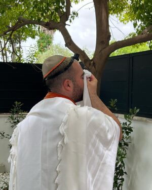 Yael Shelbia Instagram - אהוב שלי זהו הגעת לגיל 30 
היינו אמורים לחגוג עכשיו , אבל המציאות קצת אחרת. 
 והאמת שהדבר הכי חשוב זה שאתה פה לצידי 
בריא ושלם. 
מה7 לאוקטובר החרדה והפחד תקפו אותי
לילות של בכי בלי שינה ואתה תמיד פה מחבק ומרגיע אותי עד שאני נרדמת וכל בוקר מעיר אותי ומזכיר לי שזה הזמן לתת מעצמי ולעשות כמה שיותר למען האחר. 
24/7 של נתינה מהבוקר עד הלילה. 
קם ישר לחמ״ל ומשם ממשיך לחיילים, לפצועים ולמשפחות שכולות.
רואה ושומע דברים שלא כל אחד יכול להכיל 
ובאותה נשימה עסוק בלשמח את אותם אנשים, 
לשיר להם והעיקר להעלות להם חיוך על הפנים.
לראות אותך מהצד ולבכות מהתרגשות 
ושתדע שאני גאה בך, בנשמה שאתה.
אוהבת אותך ותמיד פה לצידך. 
אז תודה שאתה שלי.
אני מאחלת לעצמי כל בוקר להתעורר לצידך 
ולראות אותך מניח תפילין 
חולמת כל שישי להדליק נרות ולהביא לך נשיקה במצח 
לגדול איתך ביחד שני ילדים בלי פחד. 
מתפללת שרק תהיה בריא ומאושר 
ותגשים כל חלום בעזרת ה׳ 
אני רוצה שתדע שאני תמיד שלך 
מהיום שנפגשנו ועד הנצח ♥️
בעזרת ה׳ שנדע ימים טובים יותר מאושרים יותר 
יום הולדת שמח עומר שלי אני אוהבת אותך ♥️