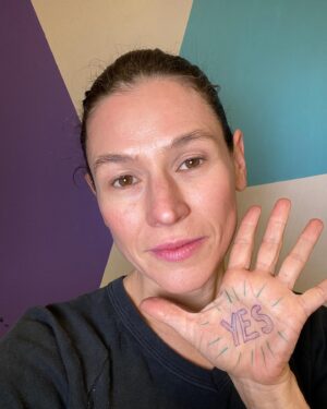 Yael Stone Instagram - I’ll be voting YES. You can view the relevant page of the writ and proposed law by swiping right…👉