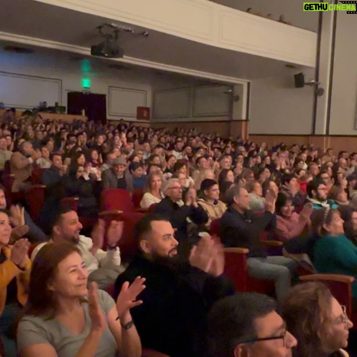 Yamila Reyna Instagram - Y volví! Nose como pasaron 6 años… Pero volver a verlos en vivo, sentir las risas, los aplausos, ver sus caras! sentir esa energía, pfff si supieran lo feliz que me hacen sentir! 3000 personas en apenas 3 funciones! Gracias gracias y gracias! Nos vemos hoy en @mimadreminoviayyo.cl 🎭 Sueñen con los ojos abiertos, SIEMPRE Gracias @teatro_nescafe que lujo tu escenario.