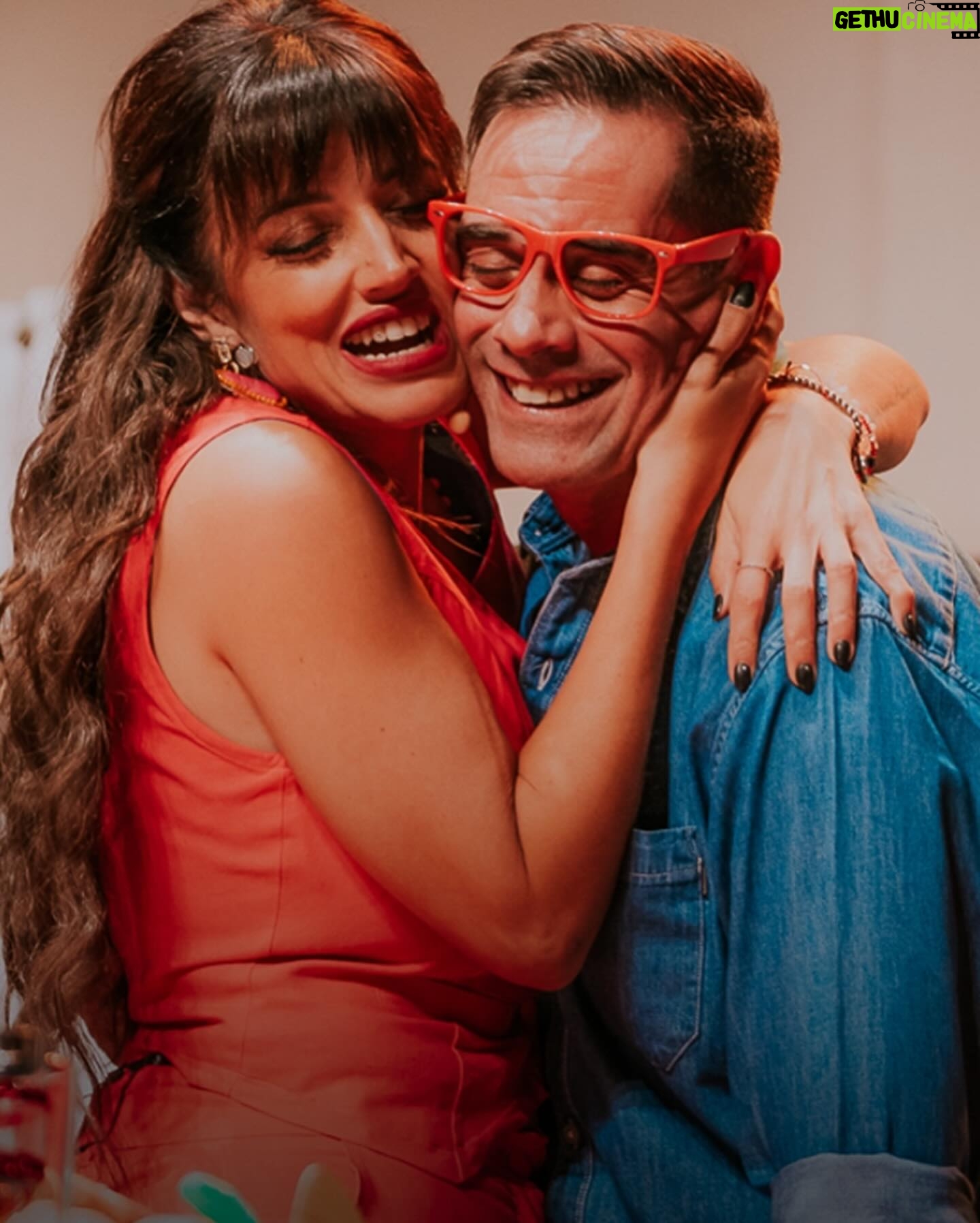 Yamila Reyna Instagram - Y volví! Nose como pasaron 6 años… Pero volver a verlos en vivo, sentir las risas, los aplausos, ver sus caras! sentir esa energía, pfff si supieran lo feliz que me hacen sentir! 3000 personas en apenas 3 funciones! Gracias gracias y gracias! Nos vemos hoy en @mimadreminoviayyo.cl 🎭 Sueñen con los ojos abiertos, SIEMPRE Gracias @teatro_nescafe que lujo tu escenario.