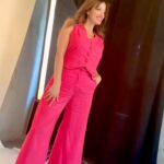 Yamila Reyna Instagram - Acá una pista de lo que se viene prontito!!! Quien adivine, puede acompañarme al gran estreno!!🤩 (📺 🎥📻🎙️📸 🎭) El Lunes les cuento!!!😱 Look: @altagraciacouture