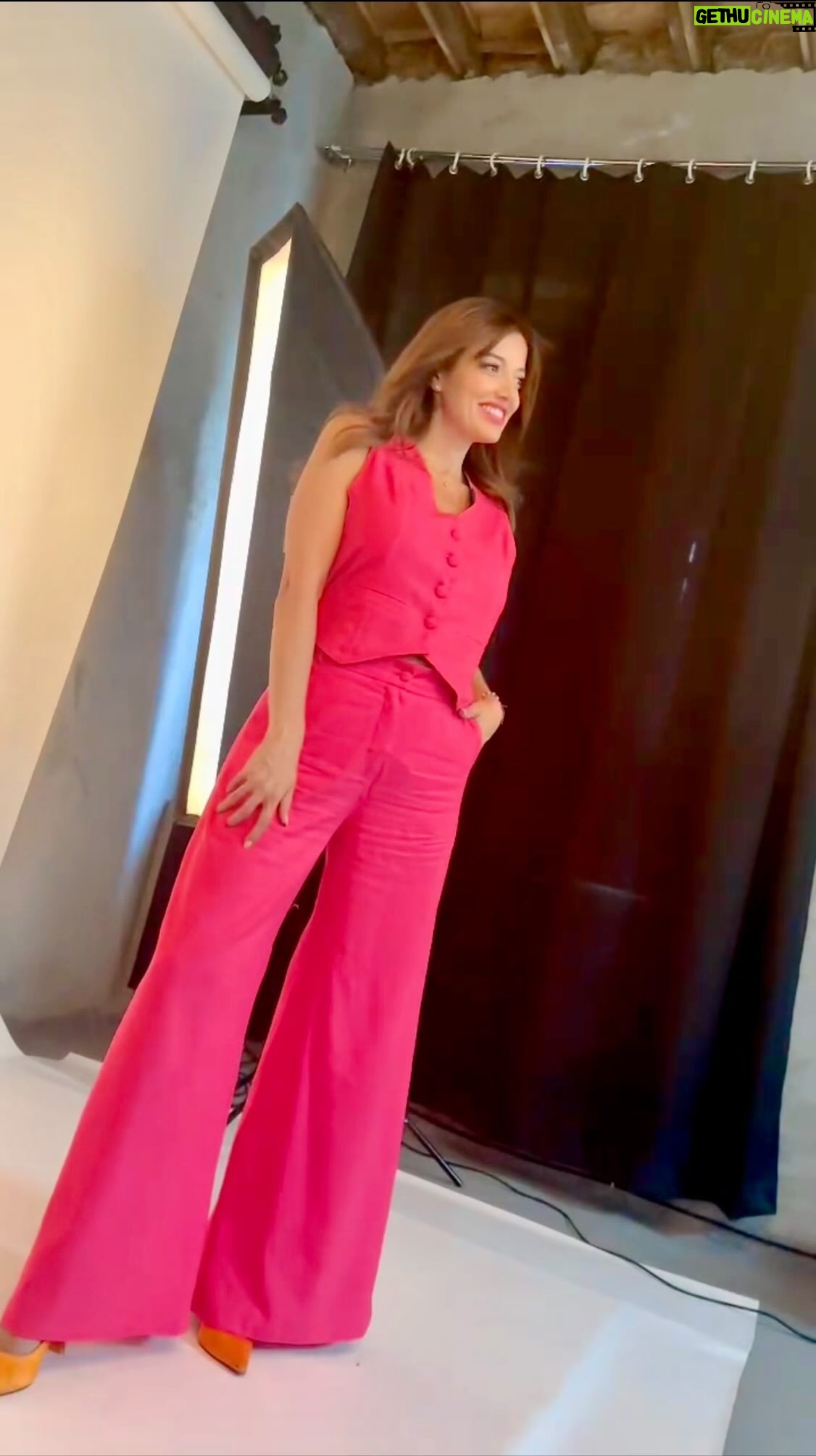 Yamila Reyna Instagram - Acá una pista de lo que se viene prontito!!! Quien adivine, puede acompañarme al gran estreno!!🤩 (📺 🎥📻🎙️📸 🎭) El Lunes les cuento!!!😱 Look: @altagraciacouture
