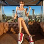Yamila Reyna Instagram - Total Lunes💙 En un total Jeans By @skecherschile ⚡️ 📸 @nicolasjullian