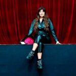 Yamila Reyna Instagram – Acá les comparto un poco del backstage de la hermosa noche que viví en el estreno de @mimadreminoviayyo.cl en @teatro_nescafe 
#enreirnos😂 

Les gusta ir al teatro?🎭 
🎥: @mundoleon