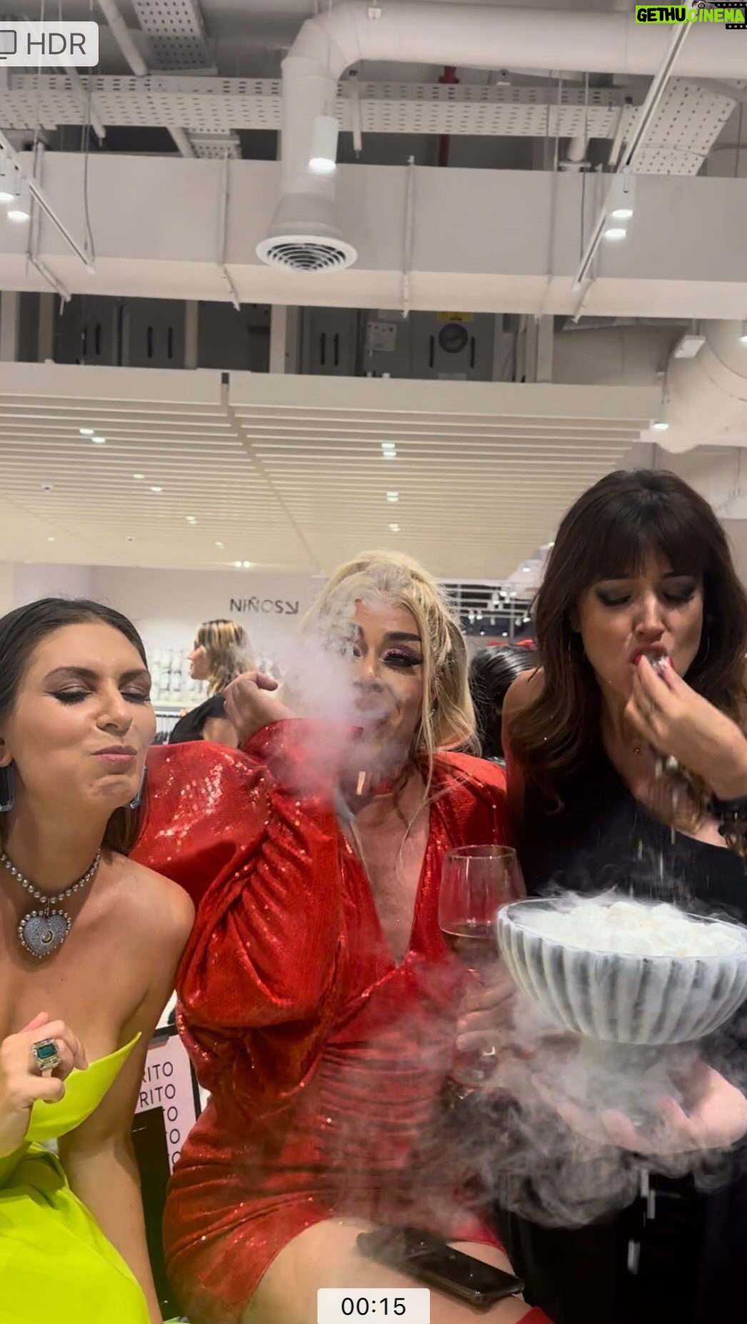 Yamila Reyna Instagram - @eugenialemosok :Amigas vamos a un evento top, hay que comportarse… Mis amigas yo 😛🤪😜 @lauraprietov @nicolegaultier #viernes #HM #Merengues