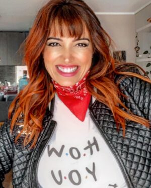 Yamila Reyna Instagram - Mi pelo es tan camaleónico como yo, como mi carrera, y como las capas de mis diferentes versiones que voy descubriéndome en la vida.
Dicen que en que cada hito importante de una mujer, se plasma en su pelo. Pues bien, acá un reflejo de ello!😂
Y los reconocimientos son para @giancarlodiazza 
años de paciencia y crear arte con mis locuras 💇🏻‍♀️♥️

Que look les gustó más?

❌Alerta de Spoiler❌ 
Se viene un nuevo grannnnn cambio😱