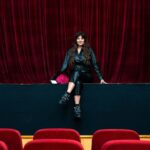 Yamila Reyna Instagram – Y volví! 
Nose como pasaron 6 años…
Pero volver a verlos en vivo, sentir las risas, los aplausos, ver sus caras! sentir esa energía, pfff si supieran lo feliz que me hacen sentir!
3000 personas en apenas 3 funciones! 
Gracias gracias y gracias!
Nos vemos hoy en @mimadreminoviayyo.cl 🎭 
Sueñen con los ojos abiertos, SIEMPRE
Gracias @teatro_nescafe que lujo tu escenario.