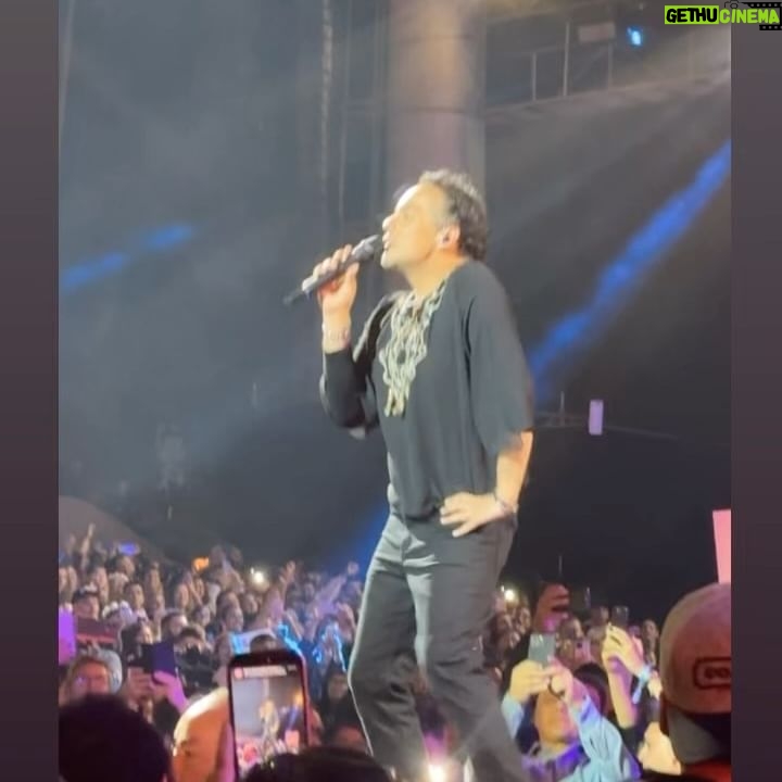 Yamila Reyna Instagram - Que noche nos regalaste amigo querido, que alta dejaron la bandera! Que orgullo que sean chilenos y me quero quedar con tu frase… “Más música chilena en los festivales” 🇨🇱🇨🇱🇨🇱 🇨🇱Que opinan de esta frase?🇨🇱 Abro debate 👀 Gracias totales @alvaro_lopezp @losbunkersoficial