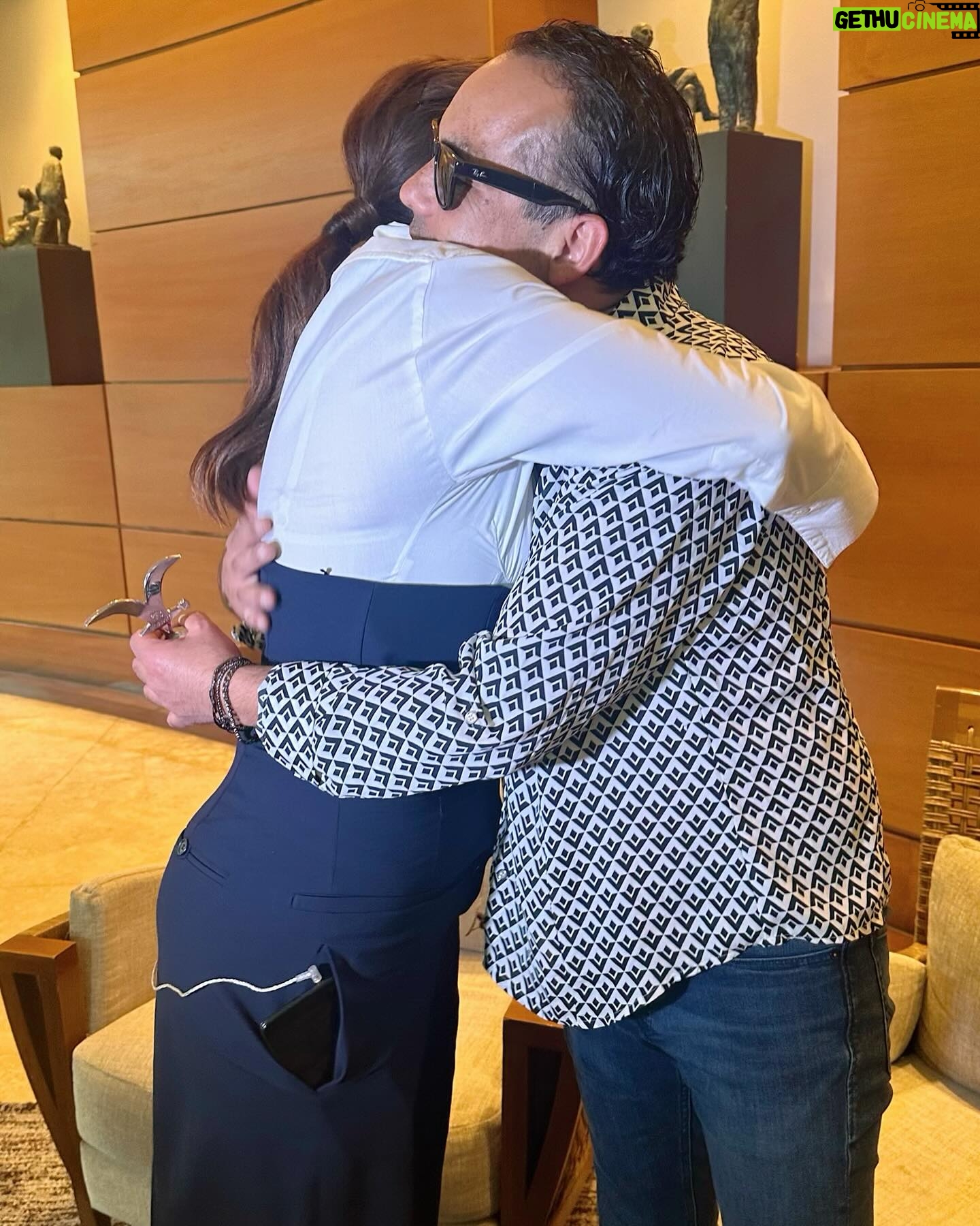 Yamila Reyna Instagram - Que noche nos regalaste amigo querido, que alta dejaron la bandera! Que orgullo que sean chilenos y me quero quedar con tu frase… “Más música chilena en los festivales” 🇨🇱🇨🇱🇨🇱 🇨🇱Que opinan de esta frase?🇨🇱 Abro debate 👀 Gracias totales @alvaro_lopezp @losbunkersoficial
