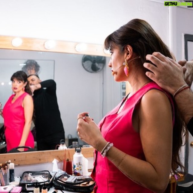 Yamila Reyna Instagram - Y volví! Nose como pasaron 6 años… Pero volver a verlos en vivo, sentir las risas, los aplausos, ver sus caras! sentir esa energía, pfff si supieran lo feliz que me hacen sentir! 3000 personas en apenas 3 funciones! Gracias gracias y gracias! Nos vemos hoy en @mimadreminoviayyo.cl 🎭 Sueñen con los ojos abiertos, SIEMPRE Gracias @teatro_nescafe que lujo tu escenario.