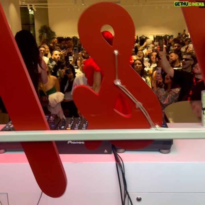 Yamila Reyna Instagram - Hace unos días fueron los 10 años @hm Y lo pasamos masomenos así 🤣 Look: @majo_olas para @rabanne Pelo: @giancarlodiazza Makeup: @danielarojast7
