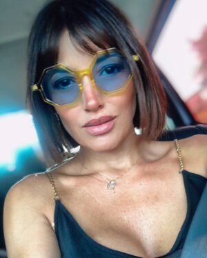 Yamila Reyna Instagram - Mi pelo es tan camaleónico como yo, como mi carrera, y como las capas de mis diferentes versiones que voy descubriéndome en la vida.
Dicen que en que cada hito importante de una mujer, se plasma en su pelo. Pues bien, acá un reflejo de ello!😂
Y los reconocimientos son para @giancarlodiazza 
años de paciencia y crear arte con mis locuras 💇🏻‍♀️♥️

Que look les gustó más?

❌Alerta de Spoiler❌ 
Se viene un nuevo grannnnn cambio😱