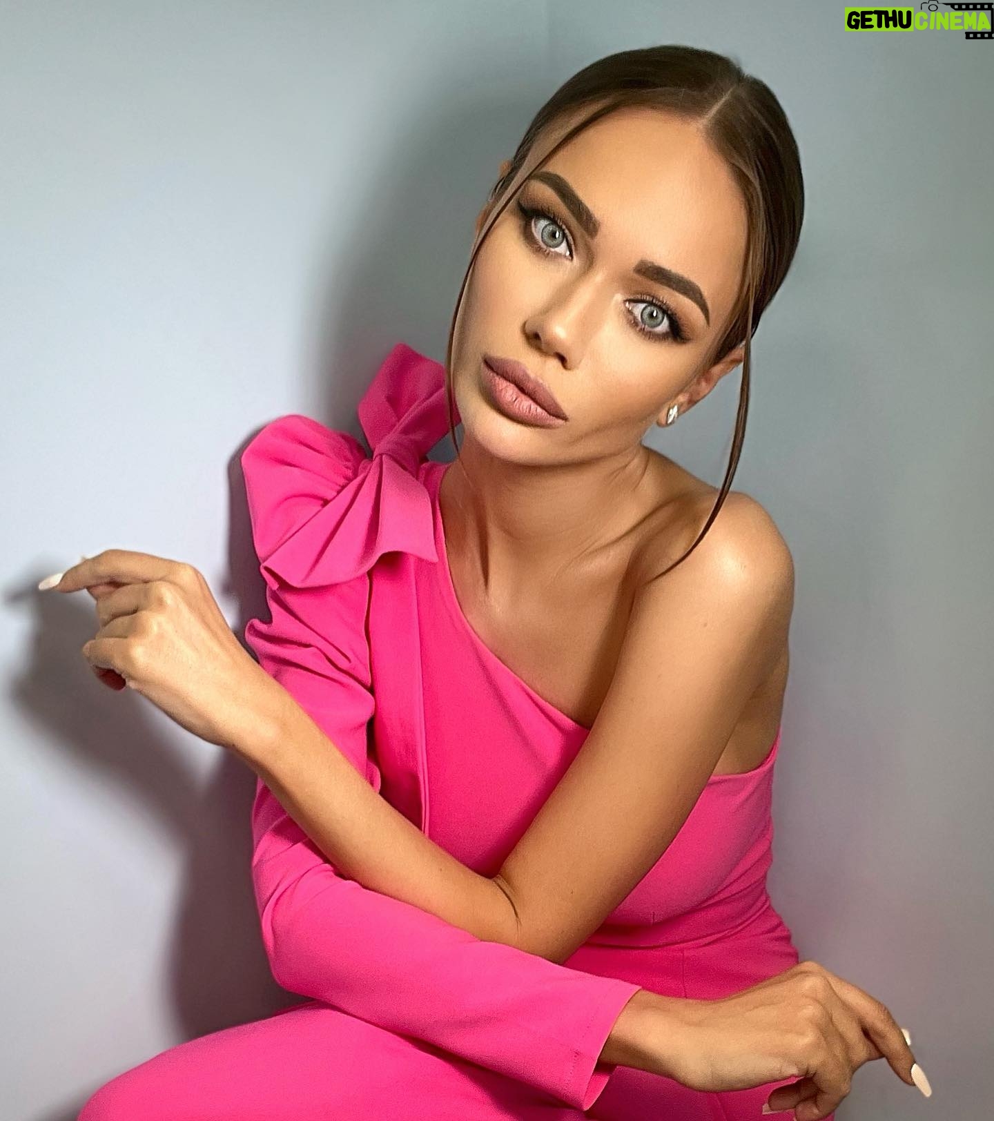 Yana Koshkina Instagram - Судя по комментариям под предыдущим постом, многие хотят меня видеть в роли «хорошей девочки» 🎀🤪 Ну что ж, всё для Вас! 5 июля играем крайний в этом сезоне спектакль «Дядя Лёва» в театре на @mbronnaya. Приходите.