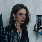 Yana Koshkina Instagram - Меня никак не покидает мечта сыграть «Джокершу»…😈🔪🤷🏻‍♀️ Судя по всему, иду в верном направлении! «Бабу Ягу», как вы знаете, уже предложили) А эти фото со съёмок #Мальдивыподождут Скоро во всех кинотеатрах страны. Photo: @polinazabavina