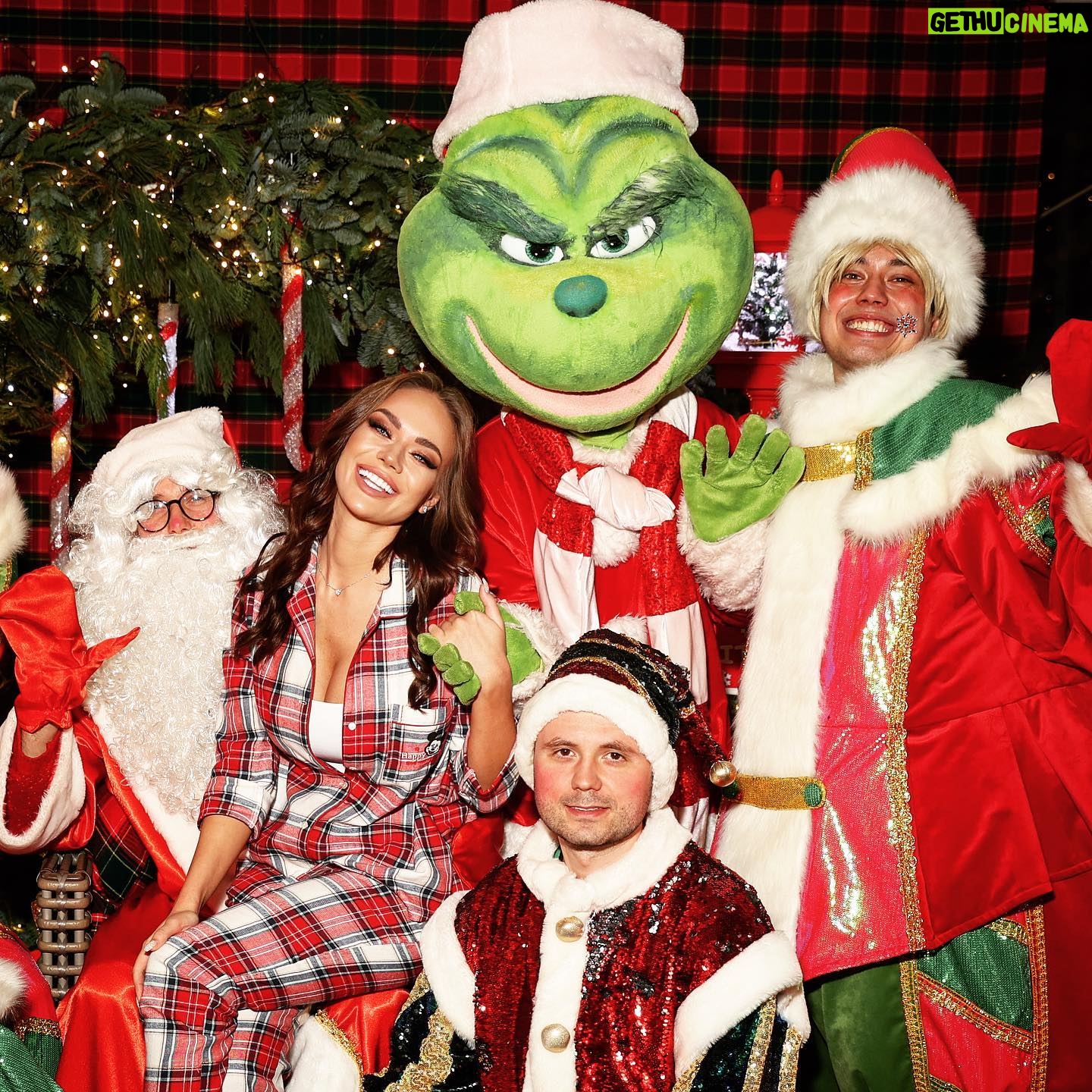 Yana Koshkina Instagram - С Новым Годом, мои дорогие!🎄💫 Здоровья, любви и благополучия всем Вам! Будьте счастливы!!!🙏🏻❤️ #happynewyear