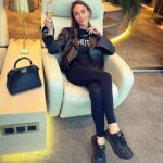 Yana Koshkina Instagram - Екатеринбург, встречай!✈️ Завтра концерт «Однажды в России»! Лечу раньше, погулять. Посоветуйте, что посмотреть? @ovrshow
