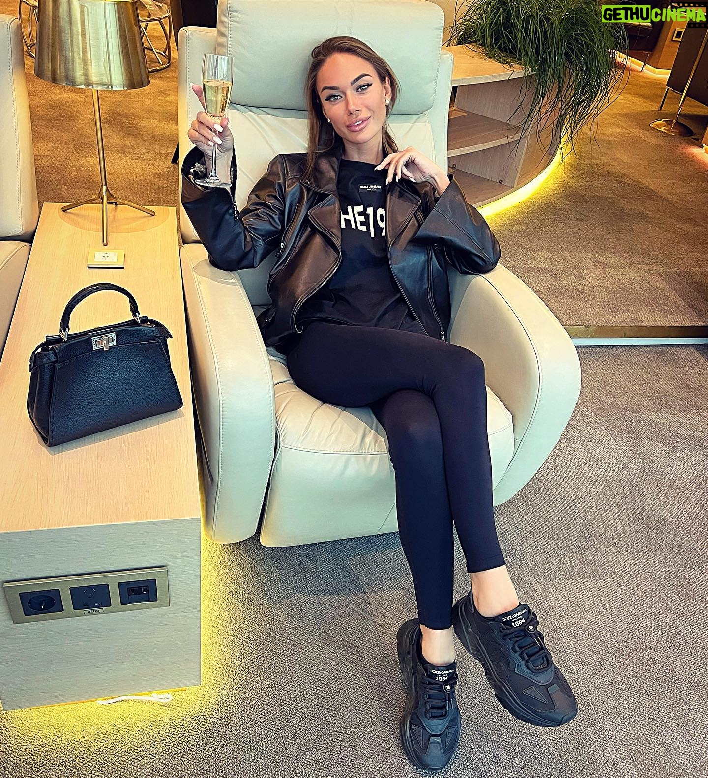 Yana Koshkina Instagram - Екатеринбург, встречай!✈️ Завтра концерт «Однажды в России»! Лечу раньше, погулять. Посоветуйте, что посмотреть? @ovrshow