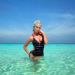 Yana Koshkina Instagram – Тут наша компания разделилась во мнениях) Мальчики за первое фото, девочки за второе! Да, забот у нас тут много 😂🏖
Вы за какое?
Photo: сестра🤍