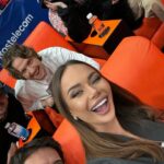 Yana Koshkina Instagram - Кто хочет не попасть в моё селфи-обращайтесь!😂 Веселой компанией посетили баскетбольный матч ЦСКА - «ПАРМА». Скажу честно, я впервые на баскетболе, но сегодня заразилась невероятной атмосферой, напряженной борьбой и победой ЦСКА! С разницей в 1 очко, на последних секундах ребята выиграли!!!🏀🥇💪🏼 Спасибо @winlineru за приглашение и за яркие эмоции!