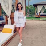 Yana Koshkina Instagram - Продолжаю рубрику «нет фотошопу»🤪🔫 Или хватит мне уже быть такой «смелой»?😂 Какую фотку выбираем лучшей?) Фотограф: мама Марго