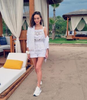 Yana Koshkina Instagram - Продолжаю рубрику «нет фотошопу»🤪🔫 Или хватит мне уже быть такой «смелой»?😂
Какую фотку выбираем лучшей?) 
Фотограф: мама Марго