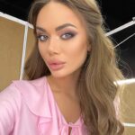 Yana Koshkina Instagram - Новые выпуски «Однажды в России» уже в процессе съёмок. Сегодня я в несвойственном мне образе милой 🐰 Интересная у нас профессия конечно…) #ЛюбимаяРабота