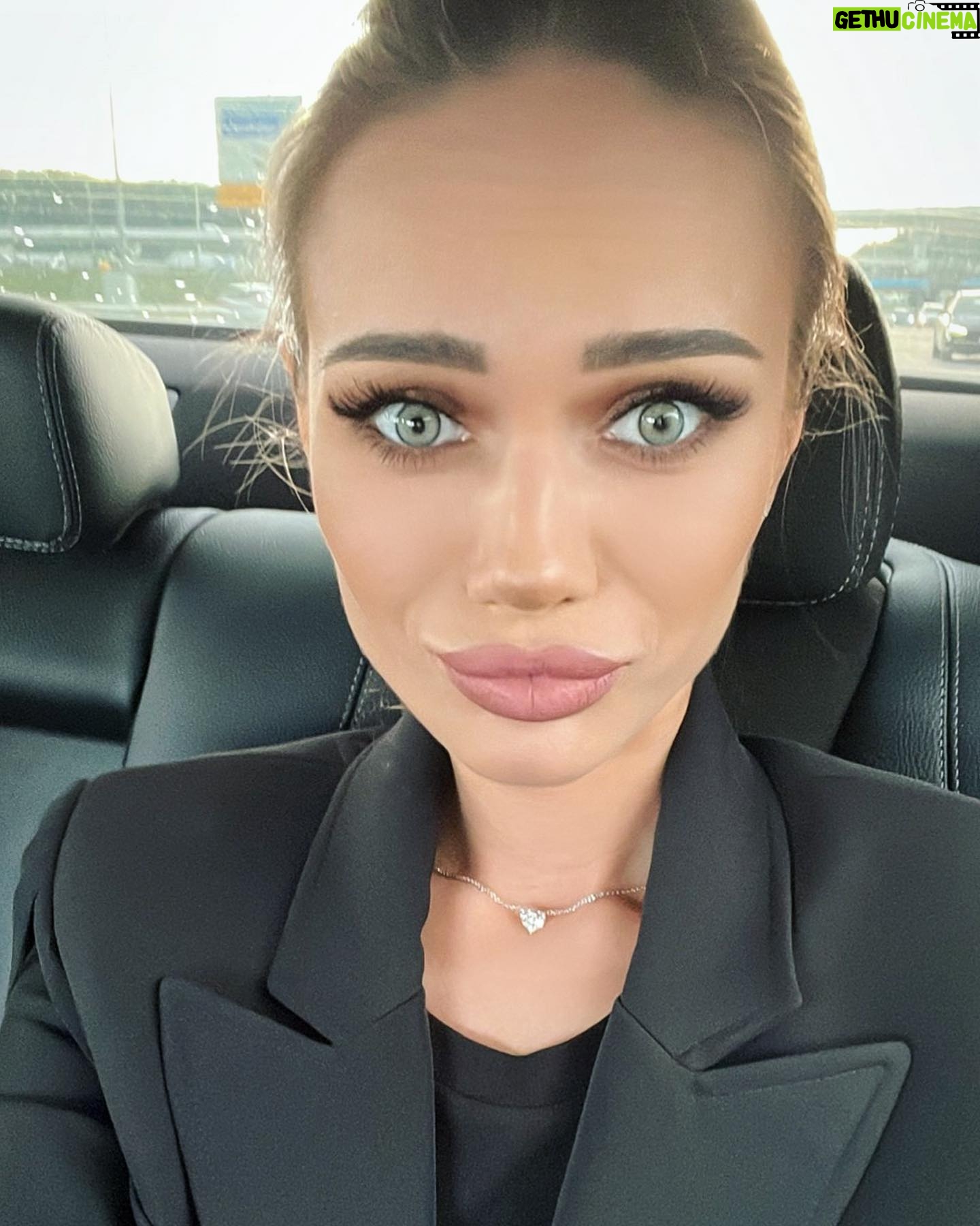 Yana Koshkina Instagram - Оказывается, именно так выглядит лицо человека, с которым только что поделили «имущество» и теперь он абсолютно свободен🤪🌪🙈