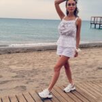 Yana Koshkina Instagram - Продолжаю рубрику «нет фотошопу»🤪🔫 Или хватит мне уже быть такой «смелой»?😂 Какую фотку выбираем лучшей?) Фотограф: мама Марго