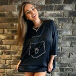 Yana Koshkina Instagram - Какая фотка лучше? Главное, что теперь я буду самая модная среди болельщиков на футбольных матчах РПЛ!⚽️💪🏼 Спасибо @tigran.avetisyan за подгон джерси🤪 @winlineru @premierliga