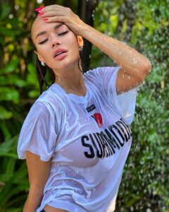 Yana Koshkina Instagram - Смыла все умные мысли… Теперь Ваша очередь придумывать комментарии к фото😅💦 Только давайте не банально, без пошлостей) Лучшим поставлю ❤️ Я в Вас верю🥰