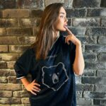 Yana Koshkina Instagram - Какая фотка лучше? Главное, что теперь я буду самая модная среди болельщиков на футбольных матчах РПЛ!⚽️💪🏼 Спасибо @tigran.avetisyan за подгон джерси🤪 @winlineru @premierliga