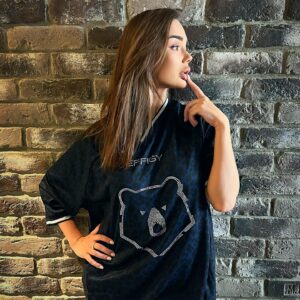 Yana Koshkina Instagram - Какая фотка лучше?
Главное, что теперь я буду самая модная среди болельщиков на футбольных матчах РПЛ!⚽️💪🏼
Спасибо @tigran.avetisyan за подгон джерси🤪

@winlineru @premierliga
