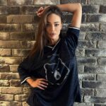 Yana Koshkina Instagram - Какая фотка лучше? Главное, что теперь я буду самая модная среди болельщиков на футбольных матчах РПЛ!⚽️💪🏼 Спасибо @tigran.avetisyan за подгон джерси🤪 @winlineru @premierliga