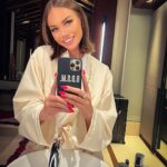 Yana Koshkina Instagram - Завтра вечером у нас с друзьями планируется кино на пляже, на большом экране (если экран успеют починить) Кто-то пьяный, его сегодня разбил🤪🥃🔫 Но мы надеемся на лучшее, поэтому покидайте идеи фильмов… Пока в нашем рейтинге лидирует «Мужчина и женщина», но я хочу то, что еще не смотрела! Пишите!🥰 Без вас никак!)