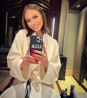 Yana Koshkina Instagram - Завтра вечером у нас с друзьями планируется кино на пляже, на большом экране (если экран успеют починить) Кто-то пьяный, его сегодня разбил🤪🥃🔫
Но мы надеемся на лучшее, поэтому покидайте идеи фильмов…
Пока в нашем рейтинге лидирует «Мужчина и женщина», но я хочу то, что еще не смотрела! Пишите!🥰 Без вас никак!)