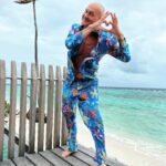 Yana Koshkina Instagram - Мы тут с папой поспорили, кто соберёт больше лайков и комментариев: я в бикини, или он в своей новой пижаме?😅 Погнали! P.S. И папа пока всё ещё не женат😂🙈