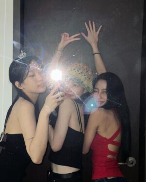 Yang Hye-ji Instagram - 🌙🖤