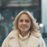 Yanina Studilina Instagram - Наше метро 🚇 произведение искусства! Это удобно, быстро и без пробок! Не так давно прокатилась вместе с М24 и рассказала о своих знаковых станциях #мосметро #звездывметро #метро