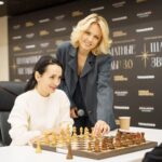 Yanina Studilina Instagram - Ну всё! Вам шах и мат! Не одними корпоративами и вечеринками предновогодние недели знаменательны! Меня пригласили открыть шахматный турнир в Лужниках ♟️ Шахматы - игра интеллектуалов часто говорят, а я уверена, что она полезна для всех! Развивать мышление, уметь думать на несколькоходов вперед важно всем по жизни (особенно в наше время и той международной ситуации, в которой мы живем)! Я рада, что сейчас во многих школах появились шахматные кружки и моя дочка с огромным удовольствием занимается, а вечерами иногда ставит в тупик моего папу своими нестандартными ходами! Когда меня пригласили, сразу предупредили, что нужно будет сделать первый ход. Я вспомнила крылатую фразу «Ходи конём, век воли не видать…», но решила лучше обратиться за помощью к дочке. Ответ поразил меня: «Мам, Ферзевый гамбит не самый эффективный, но самый популярный первый ход!» Так и сделала! А Вы любите шахматы? #шахматы #турнир