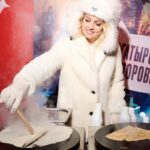 Yanina Studilina Instagram - 🥞 Очень классно, что сейчас открывается все больше и больше современных, комфортных катков. Один из этих катков - каток киноплатформы @start.ru в саду Эрмитаж! Приезжая сюда, Вы можете встретить кого-то из актеров, полюбившихся вам фильмов и сериалов, а также сделать фото с ними! На Старый Новый Год на катке снегуркой работала я! И не только фотографировались со всеми желающими, но и готовила блины и угощала всех чаем! Несмотря на дикий мороз 🥶 я рада что людям было комфортно и интересно, для многих это стало отличным началом празднования Старого Нового года! А уже сегодня на Старте новая 7 серия моих Сестер!