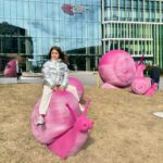 Yanina Studilina Instagram - А вы знали, что пройти всех врачей можно с такой улыбкой на лице? Аня начала подготовку к 1му классу и нам нужно было собрать огромное количество справок для этого. Я была приятно удивлена, что в @hadassah.moscow можно не только сделать взрослый чекап, но и оперативно сделать все необходимые исследования для детей! Особенно приятно это делать, когда вокруг тебя такое светлое и приятное помещение, а в каждом кабинете тебя встречают улыбкой ☺️ #подготовкакшколе #1класс #педиатрия